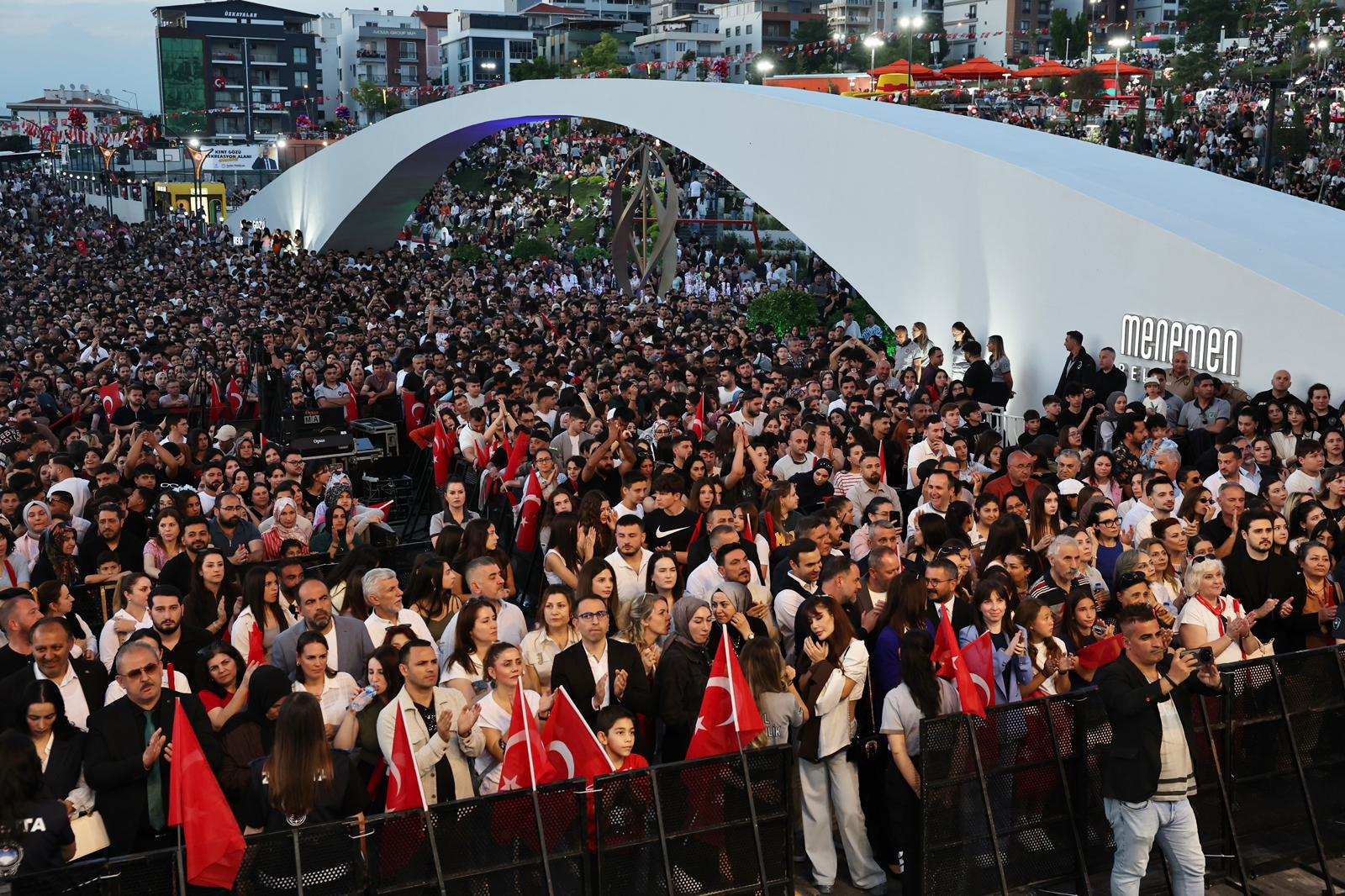 Menemen’de açılan Kent Gözü Rekreasyon Alanı, Semicenk konseriyle on binleri