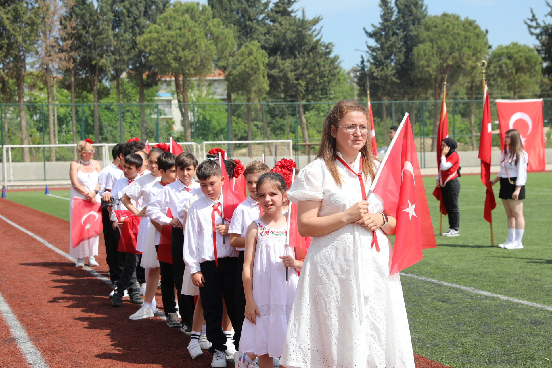 Seferihisar 19 Mayıs coşkusu stadyumdan Sığacık sahiline taştı! Şok yarışmalar