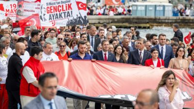 İzmir 19 Mayıs töreni Cemil Tugay’ın erken seçim çıkışıyla sarsıldı!