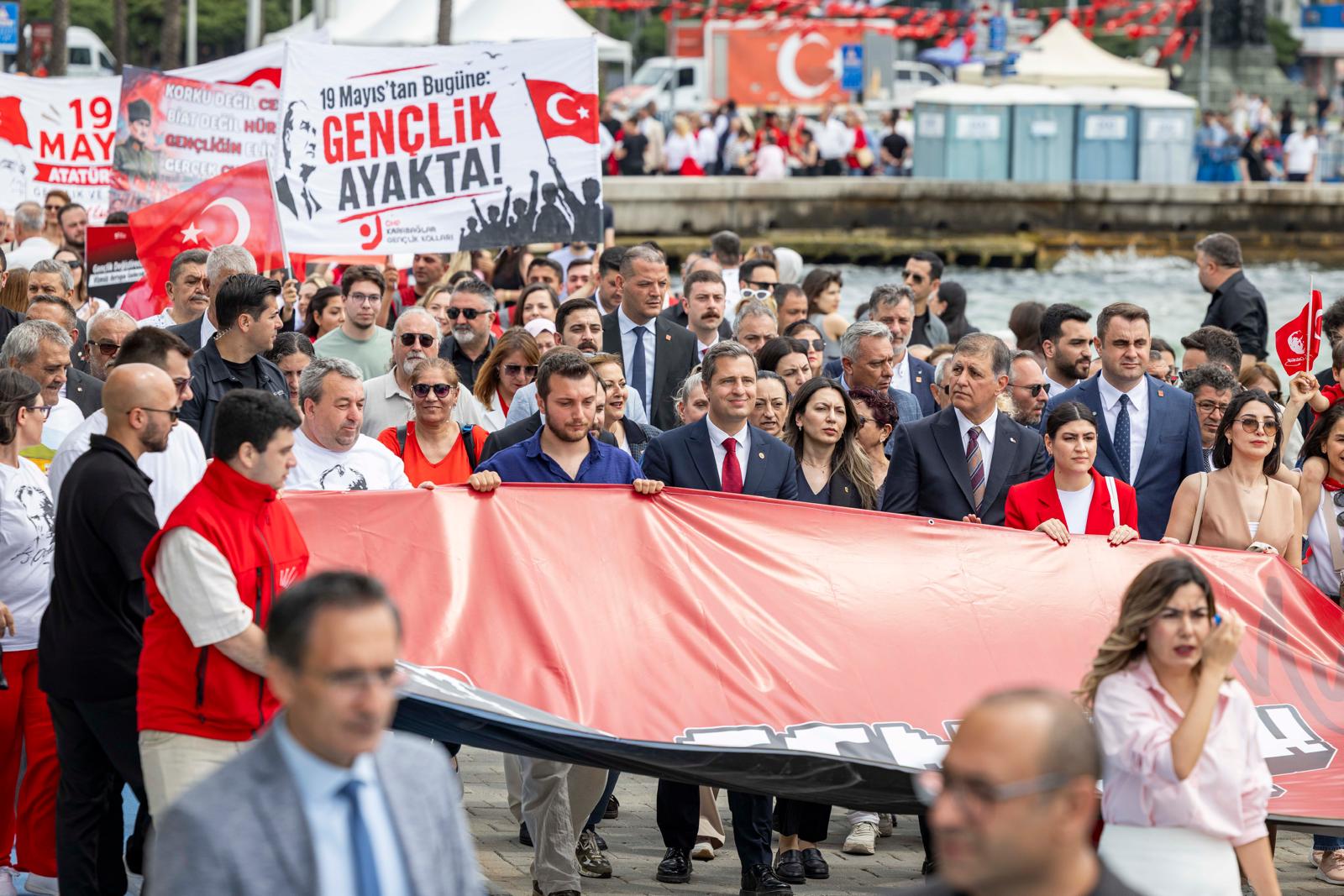 İzmir 19 Mayıs töreni Cemil Tugay’ın erken seçim çıkışıyla sarsıldı!