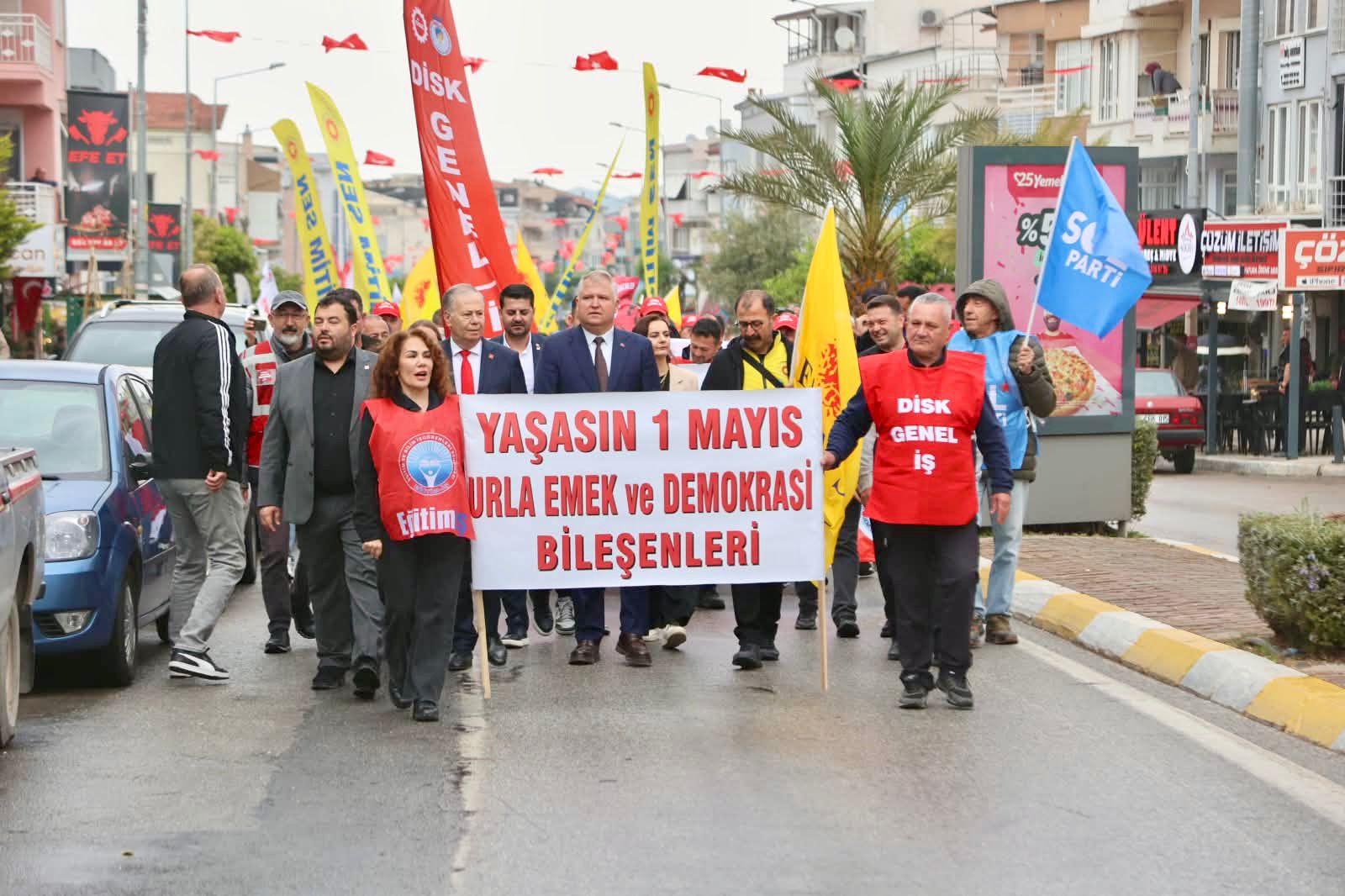 Urla 1 Mayıs kutlamaları için sokaklara döküldü
