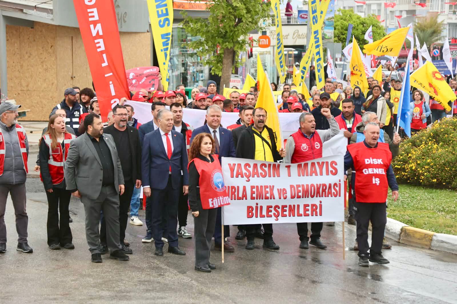 Urla 1 Mayıs kutlamaları için sokaklara döküldü