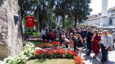 İzmir’de Zübeyde Hanım Anıt Mezarı’nda düzenlenen törende Başkan Cemil Tugay’ın
