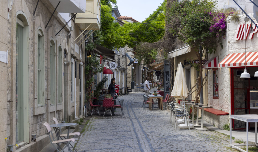 İZPA'nın "Alaçatı Tasarım Rehberi" ile tarihi beldede tabela, tente ve