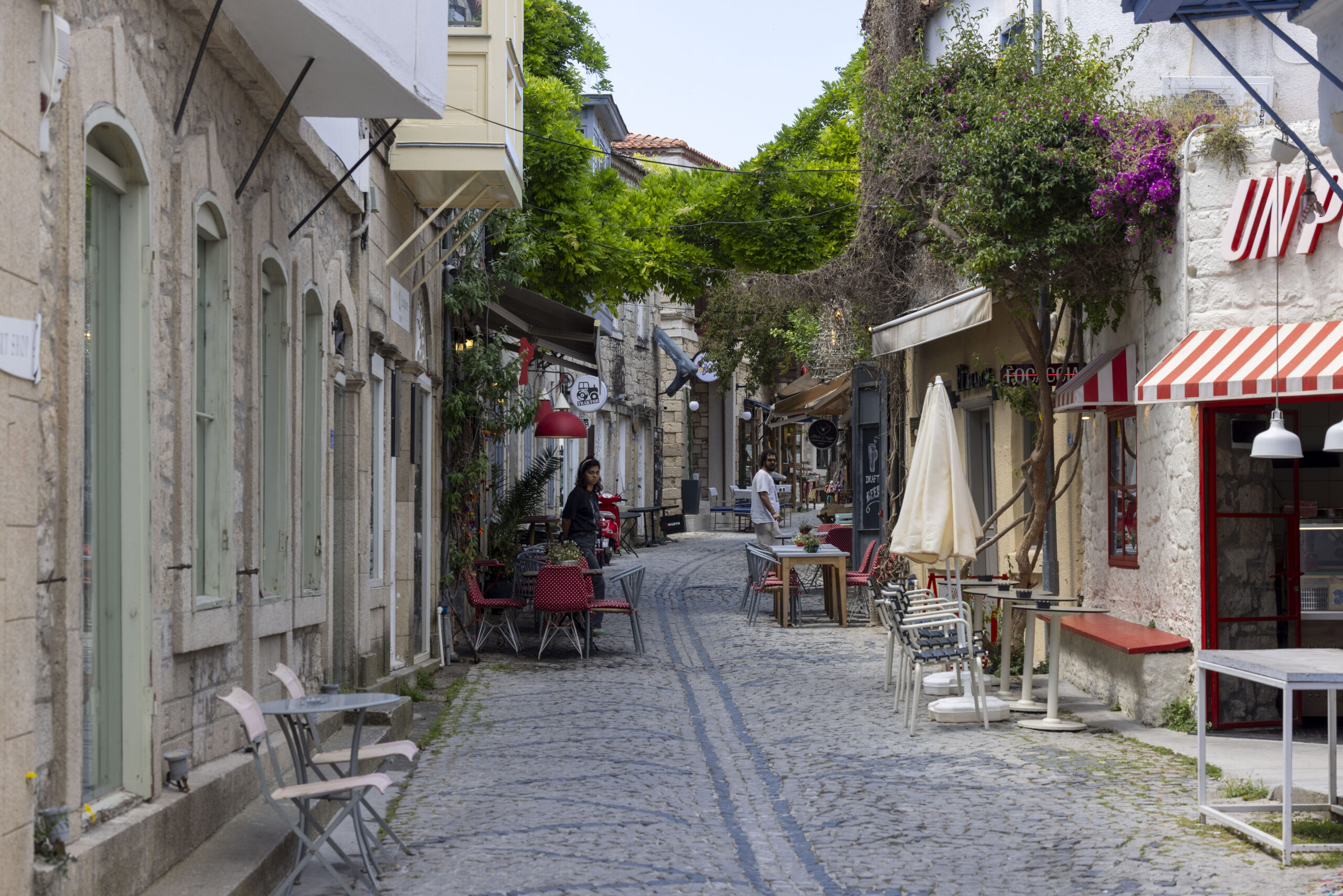 İZPA'nın "Alaçatı Tasarım Rehberi" ile tarihi beldede tabela, tente ve