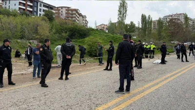 Ankara'da 1 Mayıs sabahı kanalizasyon çalışması yapan iki ASKİ işçisi