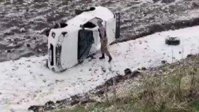 Ardahan-Çıldır kara yolunda şarampole devrilen askeri araçta 2 astsubay yaralandı.