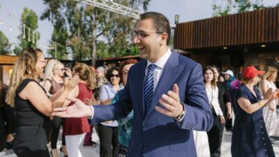 Balçova Anneler Günü matinesinde Başkan Onur Yiğit vatandaşlarla buluştu; Mikrop