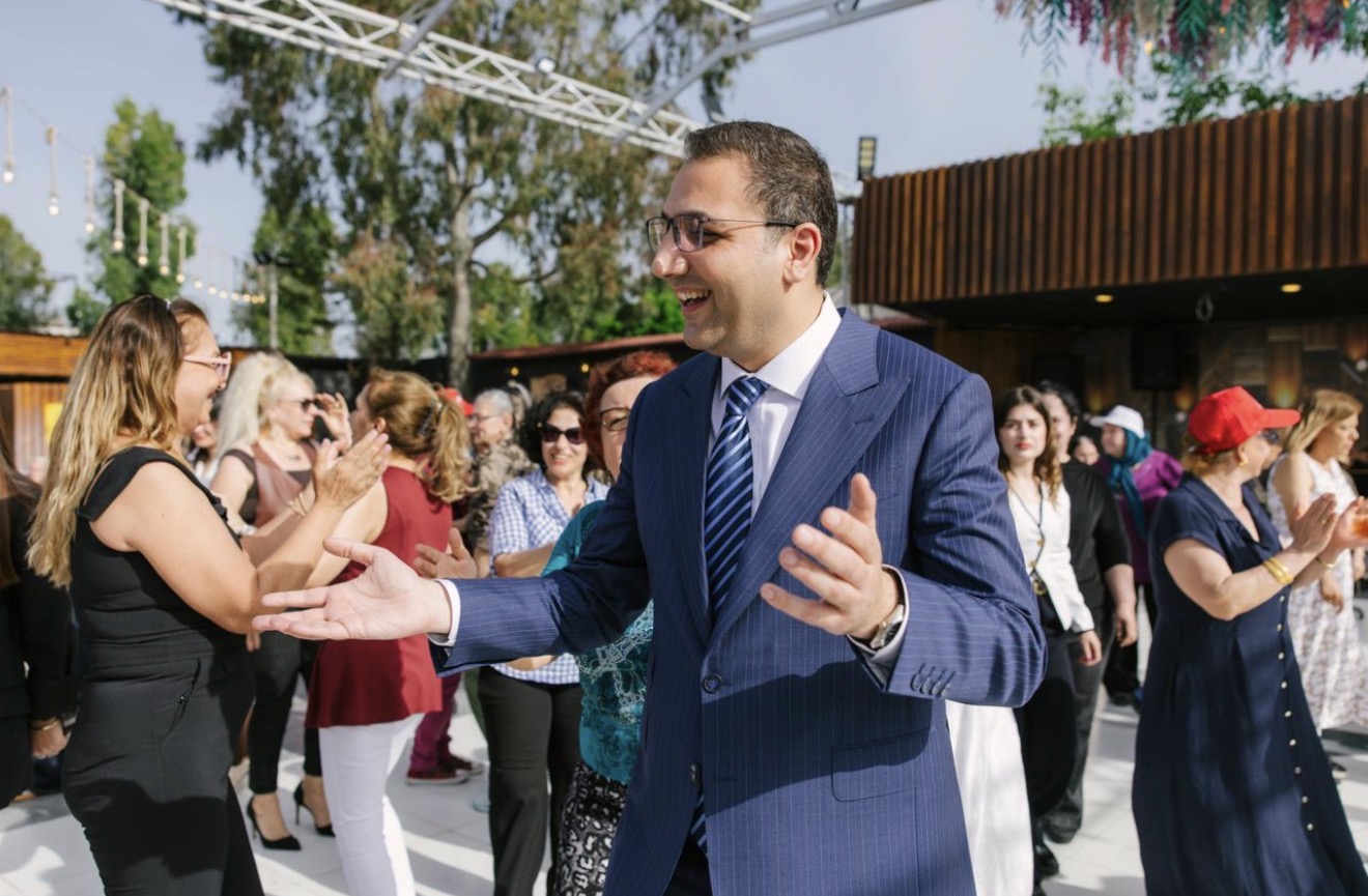 Balçova Anneler Günü matinesinde Başkan Onur Yiğit vatandaşlarla buluştu; Mikrop