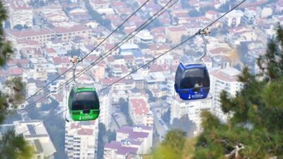Balçova Teleferik Tesisleri'nde yaz saati uygulamasıyla ziyaret saatleri uzatıldı. Tesis,