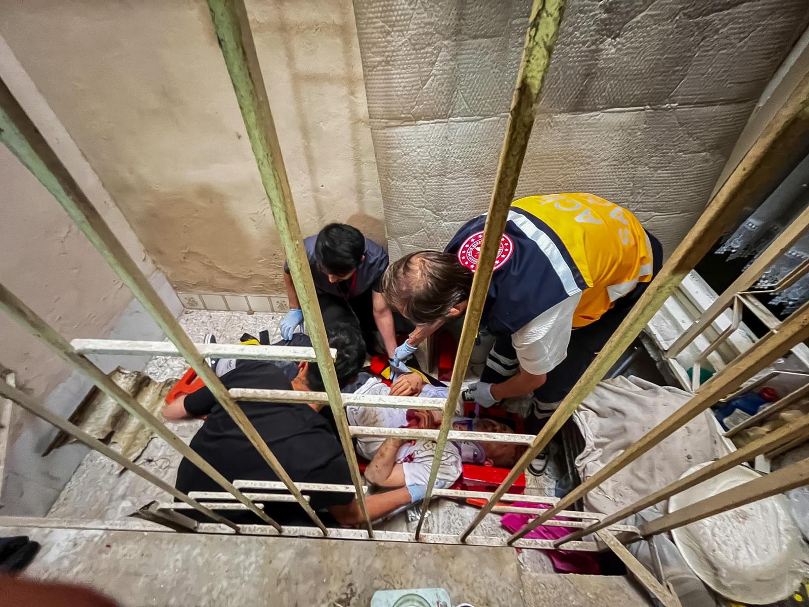 İzmir Buca’da binanın çatısından apartman boşluğuna düşen vatandaş itfaiye ekiplerinin