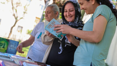Buca’da başlayan Kitap Değişim Günleri ile vatandaşlar kitaplarını ücretsiz takas