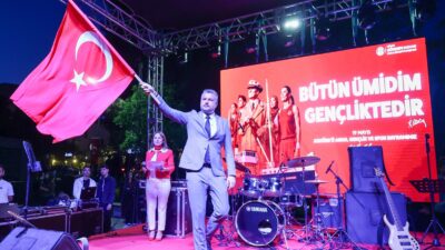 Buca’da 19 Mayıs kutlamaları meydanları doldurdu! Görkem Duman’ın mesajları ve