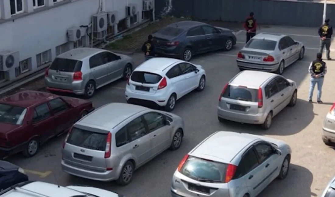 Bursa'da çalıntı ve hacizli araçların şasi numarasını değiştirerek piyasaya süren