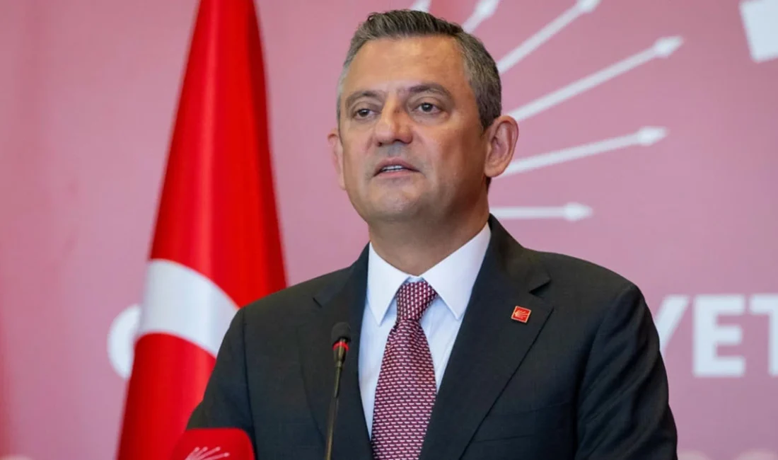 Özgür Özel'in İzmir'deki kritik toplantıda verdiği mesajlar siyaset kulislerini hareketlendirdi.