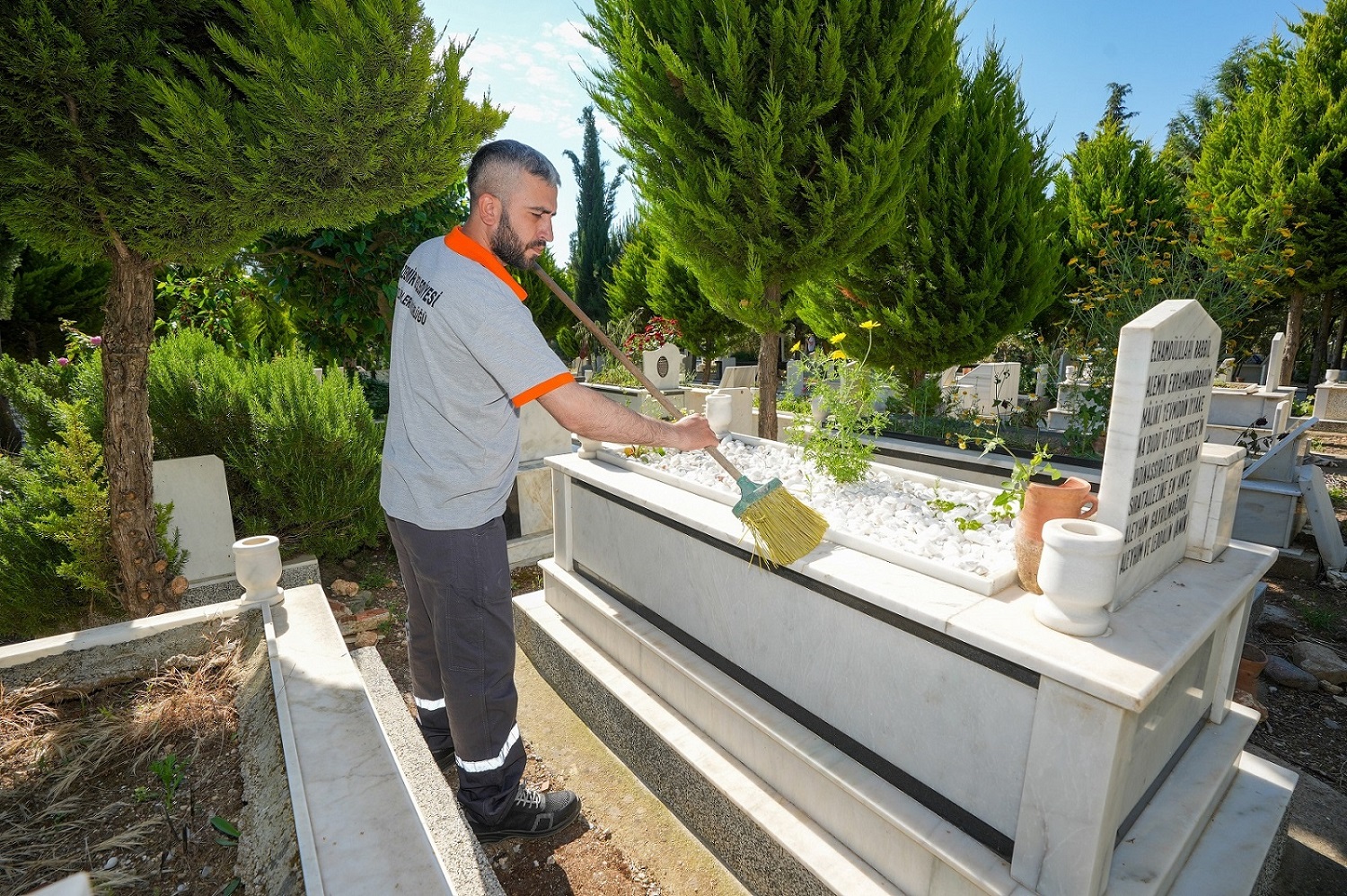 Gaziemir Belediyesi, Kurban Bayramı öncesinde vatandaşların ibadet ve kabir ziyaretlerini