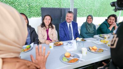 Buca Belediye Başkanı Görkem Duman, "Beş Çayı" buluşmasında kadınların taleplerini