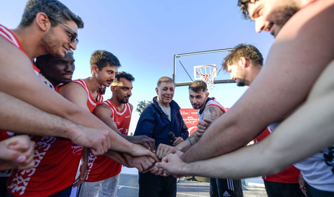 Gündoğdu Meydanı'ndaki 3X3 Basketbol Gençlik Kupası'nda şampiyonluğu 40 bin TL