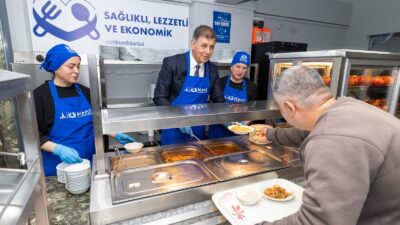 İzmir Büyükşehir Belediyesi'nin Kent Lokantaları projesi dar gelirliye nefes oldu.