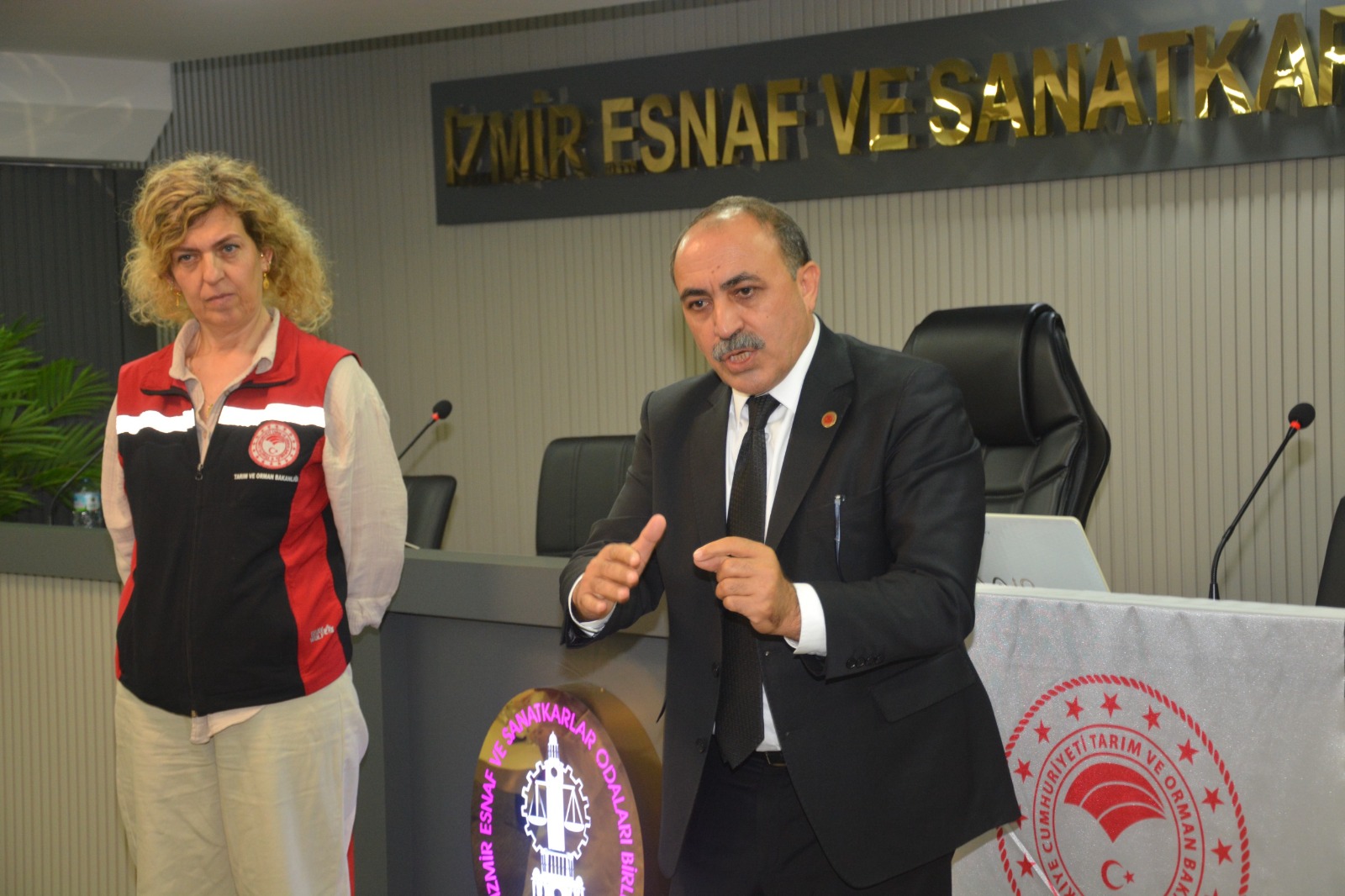 İzmir Lokantacılar Odası Başkanı Doğan Kılıç, ağır cezalar nedeniyle Kemeraltı'nda