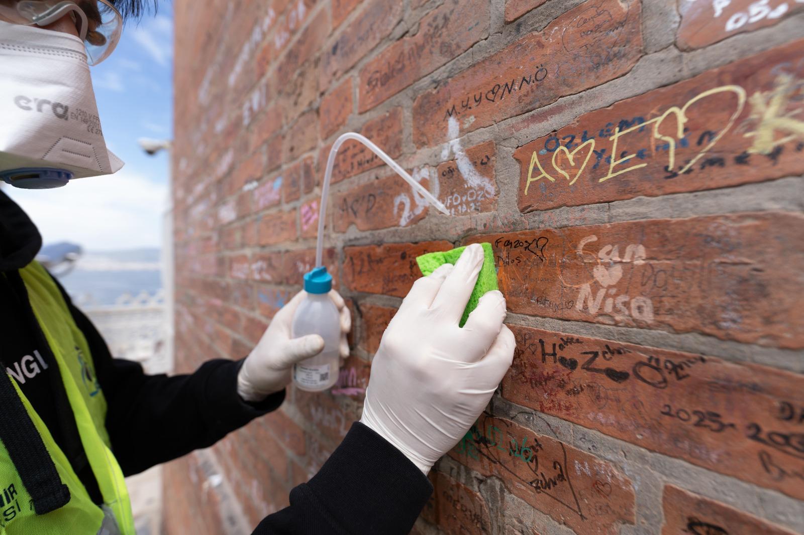 İzmir Büyükşehir Belediyesi, Tarihi Asansör'de vandalizme karşı bilimsel temizlik ve