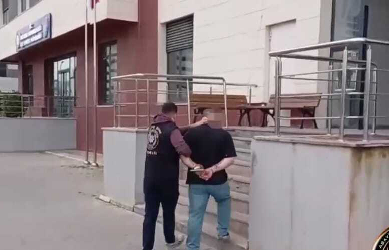 İzmir'de 185 polisin katılımıyla düzenlenen şafak operasyonunda, aranan 157 şüpheli