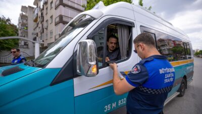 İzmir zabıtası bayram öncesi taksi ve minibüsleri denetimden geçiriyor; ihlallere