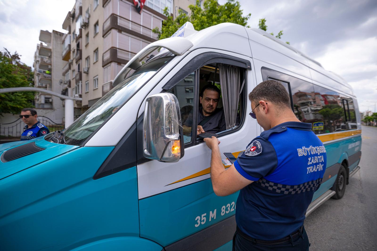 İzmir zabıtası bayram öncesi taksi ve minibüsleri denetimden geçiriyor; ihlallere