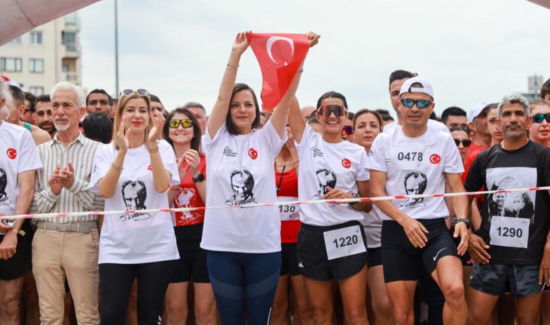 İzmir Karabağlar Belediyesi'nin düzenlediği 10. Bağımsızlık Koşusu 1200 kişinin katılımıyla