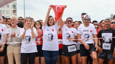 İzmir Karabağlar Belediyesi'nin düzenlediği 10. Bağımsızlık Koşusu 1200 kişinin katılımıyla
