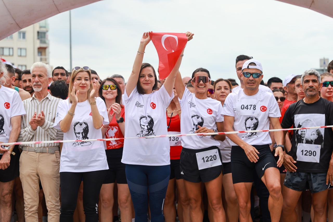 İzmir Karabağlar Belediyesi'nin düzenlediği 10. Bağımsızlık Koşusu 1200 kişinin katılımıyla