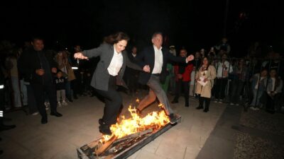 Karşıyaka'da binlerce kişi Hıdırellez ateşinin etrafında buluştu. Başkan Ünsal bereket