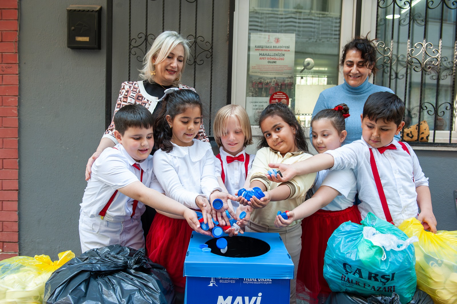 Karşıyaka mavi kapak projesinde öğrenciler tekerlekli sandalye için tam 200