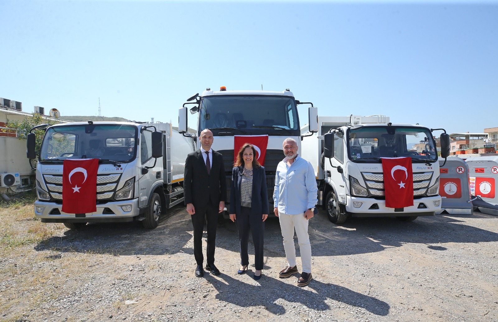 Karşıyaka temizlik filosu üç yeni çöp kamyonuyla güçlendi; Başkan Yıldız