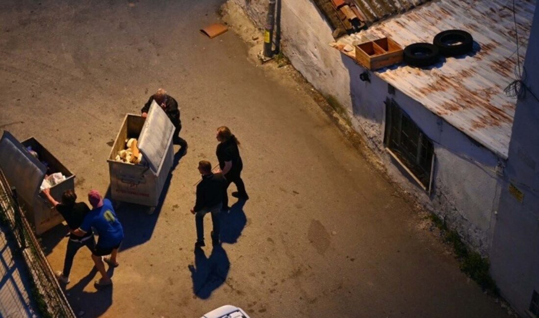 Aydın Kuşadası'nda alkollü olduğu iddia edilen bir kişi, esnafla kavga