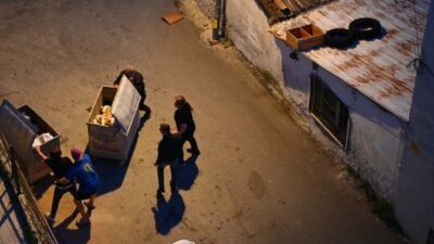Aydın Kuşadası'nda alkollü olduğu iddia edilen bir kişi, esnafla kavga