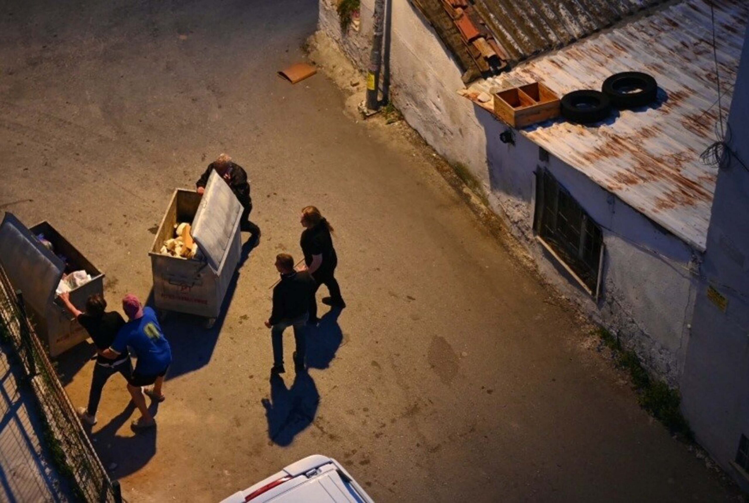 Aydın Kuşadası'nda alkollü olduğu iddia edilen bir kişi, esnafla kavga