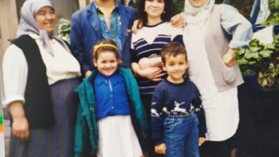 Bakan Göktaş, Brüksel'deki esnaf ziyareti eleştirilerine ailesinin eski fotoğrafıyla yanıt