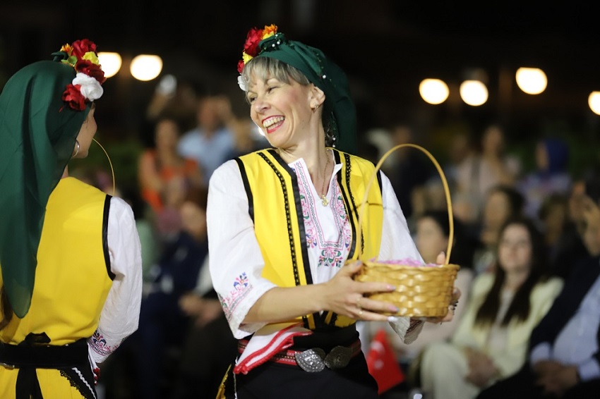 Menderes Mandalina Çiçeği Festivali 21-23 Mayıs'ta 4 ülkenin katılımıyla Özdere