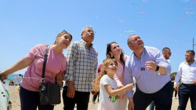 Menderes'te 4 bin uçurtma gökyüzünü süsledi. Özdere'deki festivalde coşku zirveye