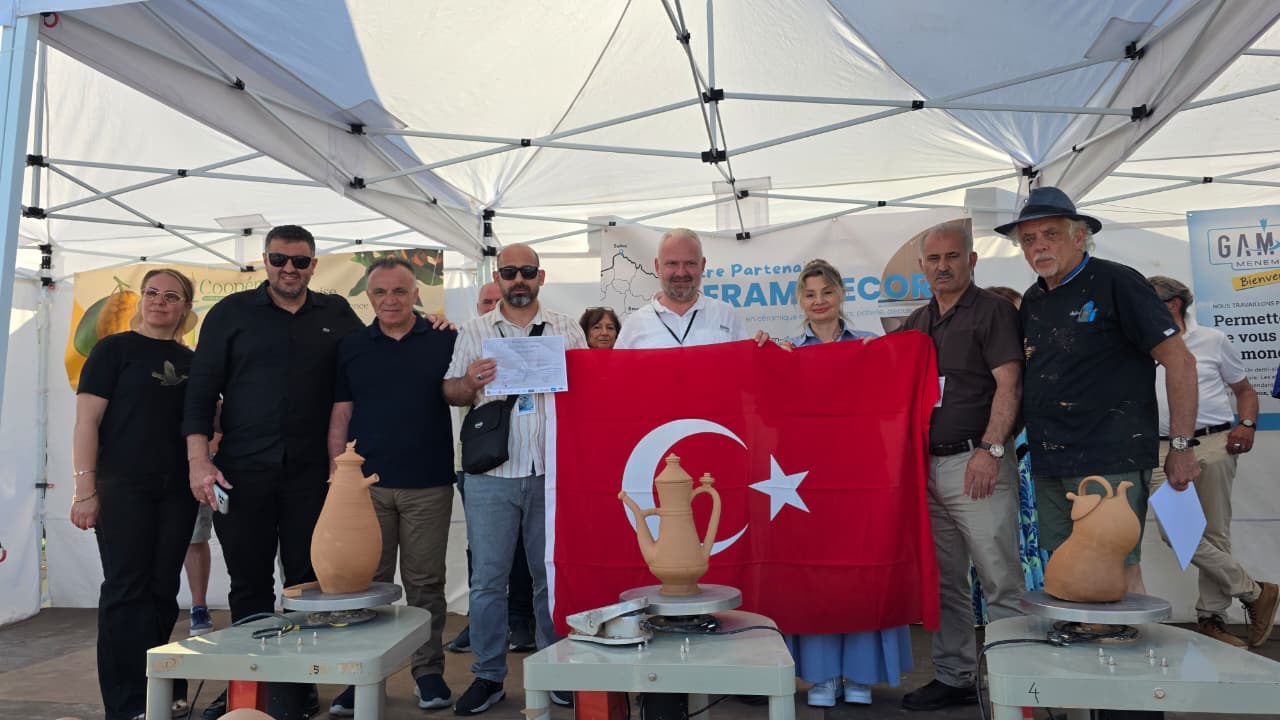 Menemen çömlekçiliği Fransa'daki dev yarışmada takım halinde birinci olarak uluslararası