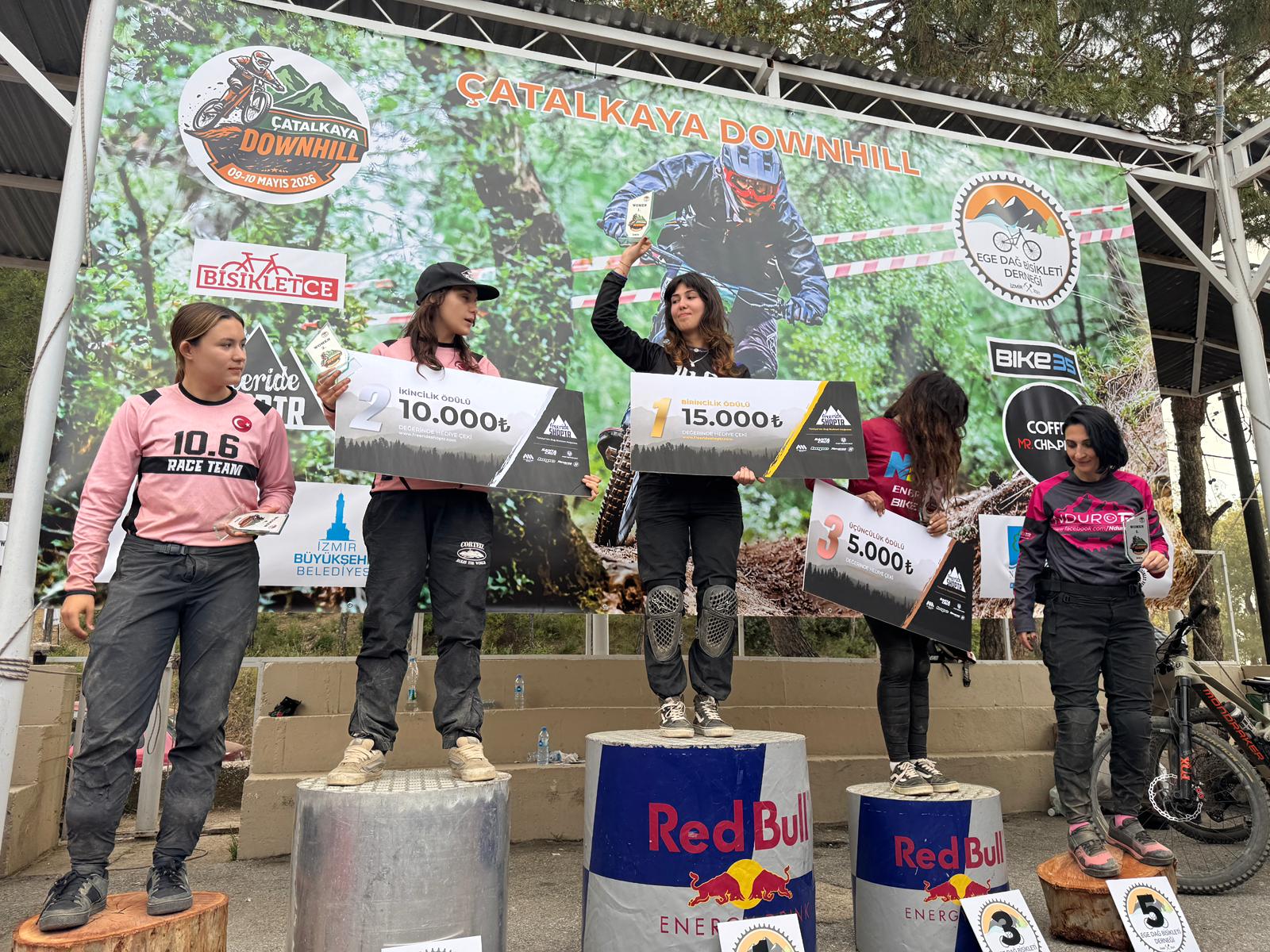 İzmir Narlıdere'de yeni açılan dağ bisikleti parkuru Çatalkaya Downhill Festivali