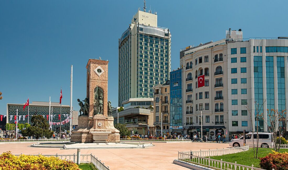Taksim'de Gezi Parkı eylemlerinin yıl dönümü nedeniyle metro seferleri kısıtlandı