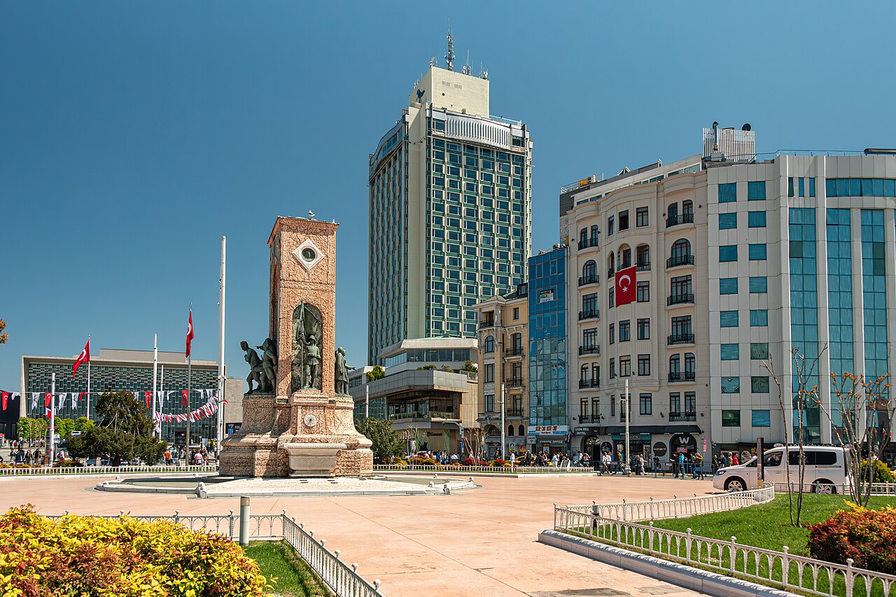 Taksim'de Gezi Parkı eylemlerinin yıl dönümü nedeniyle metro seferleri kısıtlandı