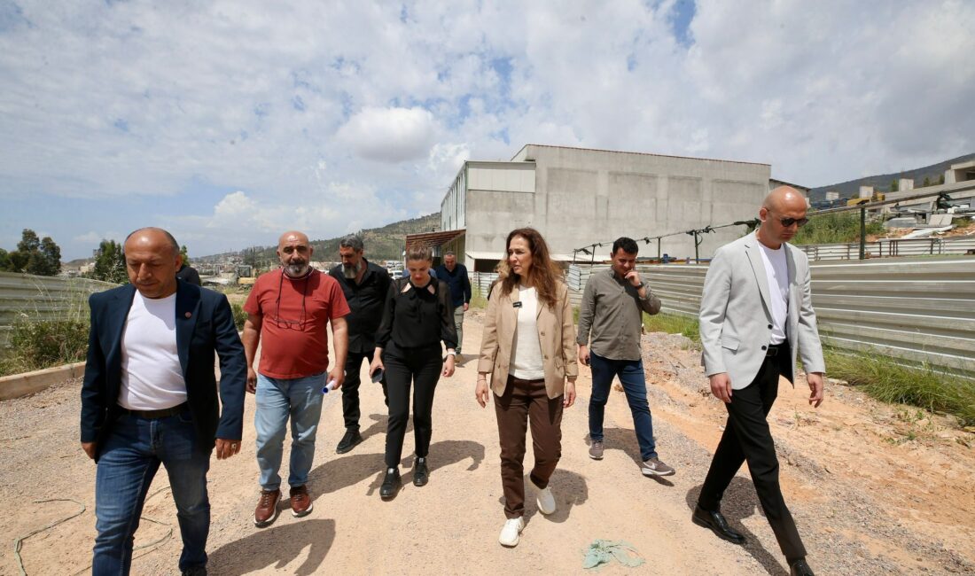 Karşıyaka Belediye Başkanı Yıldız Ünsal, Örnekköy Küçük Sanayi Sitesi’ni ziyaret