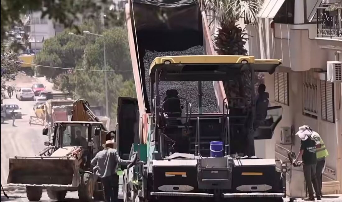 Balçova'da asfalt seferberliği sürüyor. Yenilenen yollar ve kaldırımlarla ilçe modernleşiyor.
