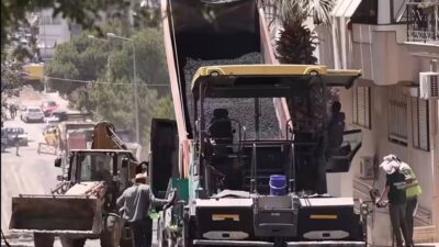 Balçova'da asfalt seferberliği sürüyor. Yenilenen yollar ve kaldırımlarla ilçe modernleşiyor.