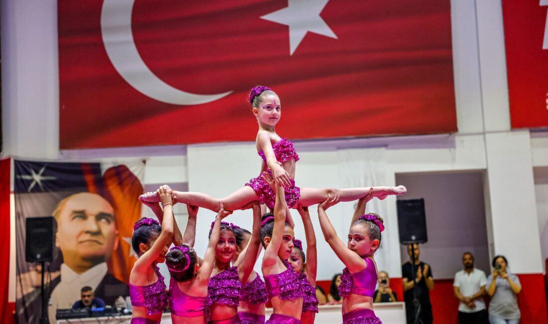 Bayraklı Yıl Sonu Gösterisi’nde Gurur ve Alkış Bir Arada Bayraklı'da yıl sonu gösterisi büyük ilgi gördü. Minik yetenekler alkış