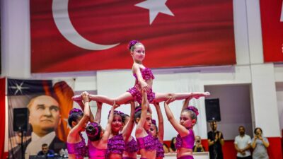 Bayraklı'da yıl sonu gösterisi büyük ilgi gördü. Minik yetenekler alkış
