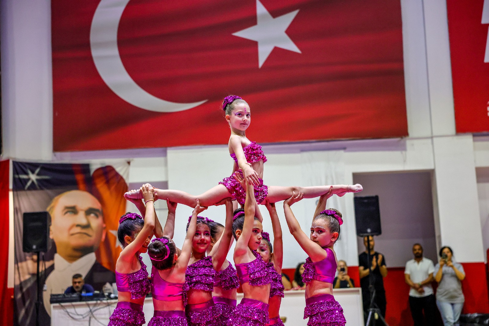 Bayraklı'da yıl sonu gösterisi büyük ilgi gördü. Minik yetenekler alkış